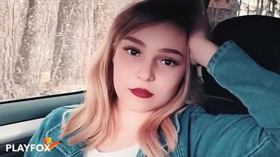 Sexy neskak pozarren zurrupatzen du deskontu txartela