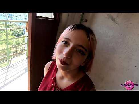 ❤️ Ikasle sentsuak arrotz bat zurrupatzen du kanpoaldean - Cum On His Face ❤❌ Etxeko pornoa gugan ❤